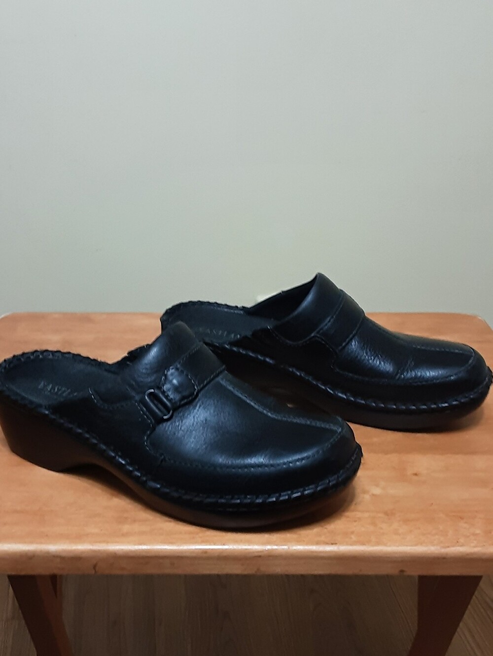 Eastland Clogs Sz 8